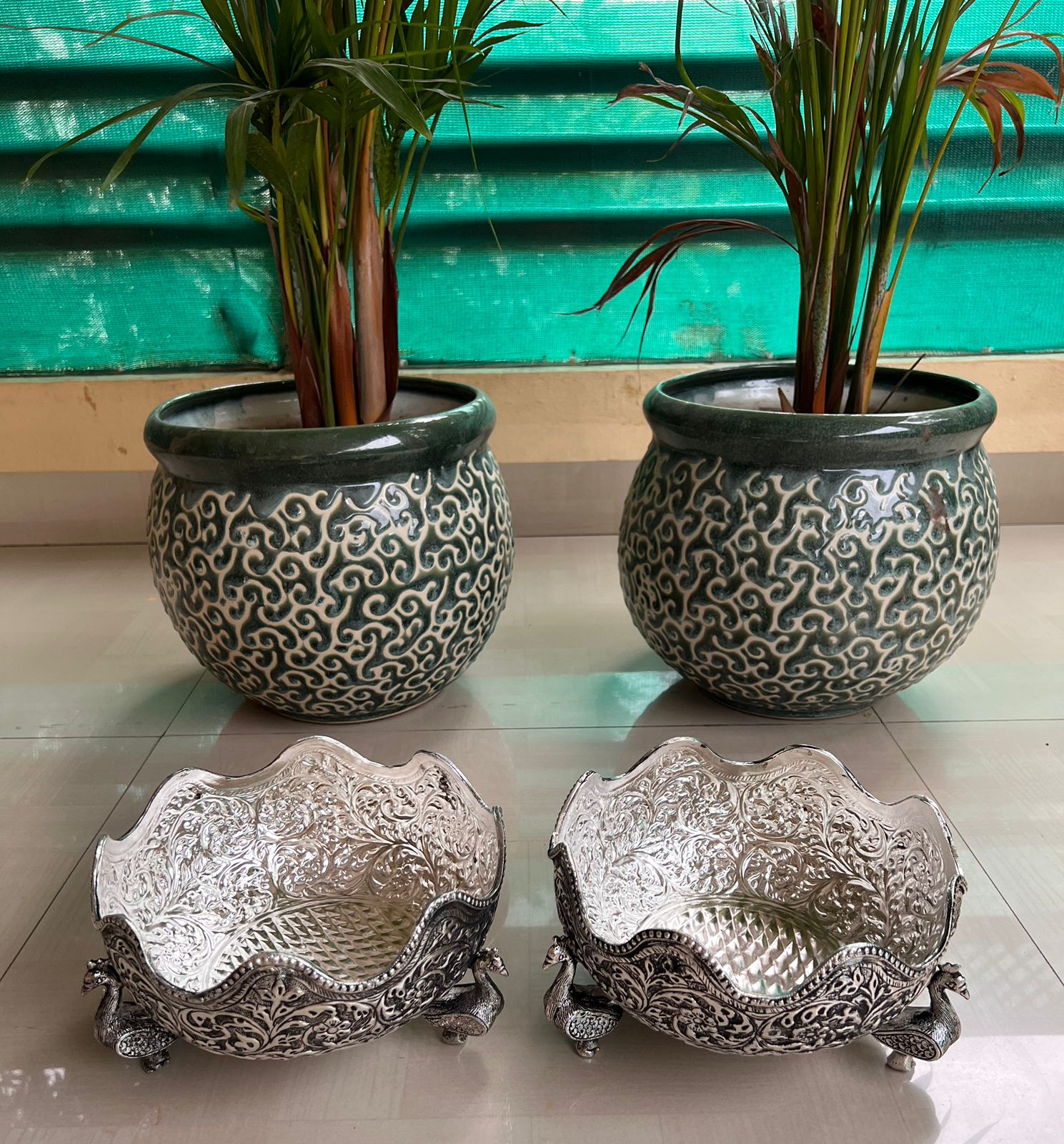 Antique finish German silver 3 legged swan urli bowl for home décor, 1 piece